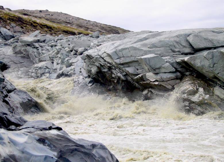 Río que fluye del glaciar Leverett, uno de los estudiados con su aporte de fósforo. Es rico en sedimentos. Foto jon hawkings