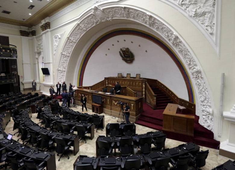 Los funcionarios solicitaron al Parlamento su separación para poder defenderse y poner punto final a la crisis institucional. FOTO REUTERS