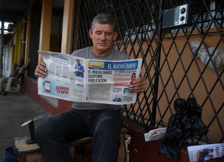 Un lector con la última edición de El Nuevo Diario, el segundo periódico más importante de Nicaragua que circuló desde 1980 hasta este viernes, debido a la crisis del papel. FOTO AFP