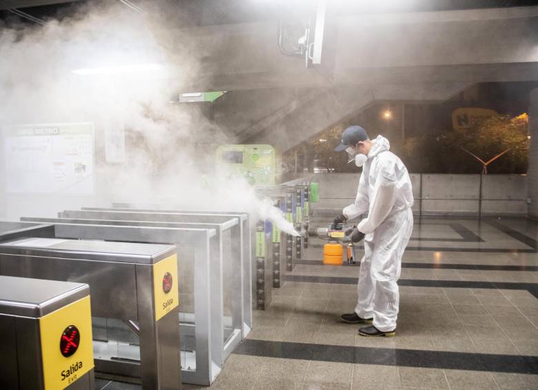 Actúa contra bacterias, virus, hongos y protozoos, y tiene una duración residual de 15 días posteriores a su aplicación, sin generar afectaciones para los humanos.