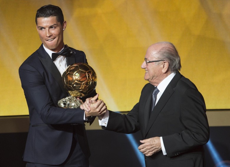 El portugués Cristiano Ronaldo ganó este lunes el Balón de Oro por tercera vez en su carrera. FOTO REUTERS