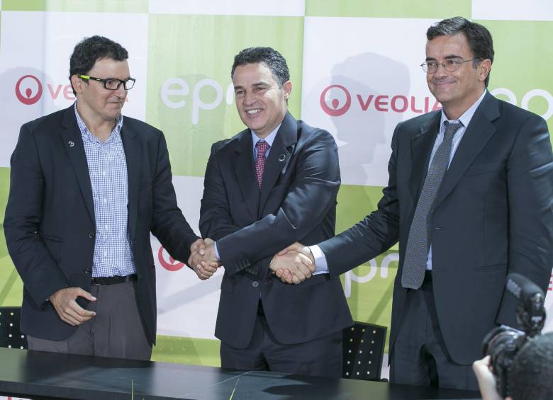 Aníbal Gaviria, alcalde de Medellín (centro) estrecha la mano de Juan Esteban Calle, gerente de EPM (izquierda) y de Ramón Rebuelta, presidente de Veolia para América Latina. FOTO cortesía