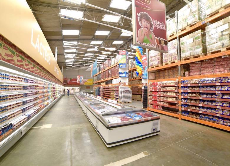 Con una inversión de 6.500 millones de pesos y aprovechando lo que antes era una almacén Surtimax, el Grupo Éxito presentó este miércoles en Bogotá su primer almacén Sutimayorista. FOTO CORTESÍA