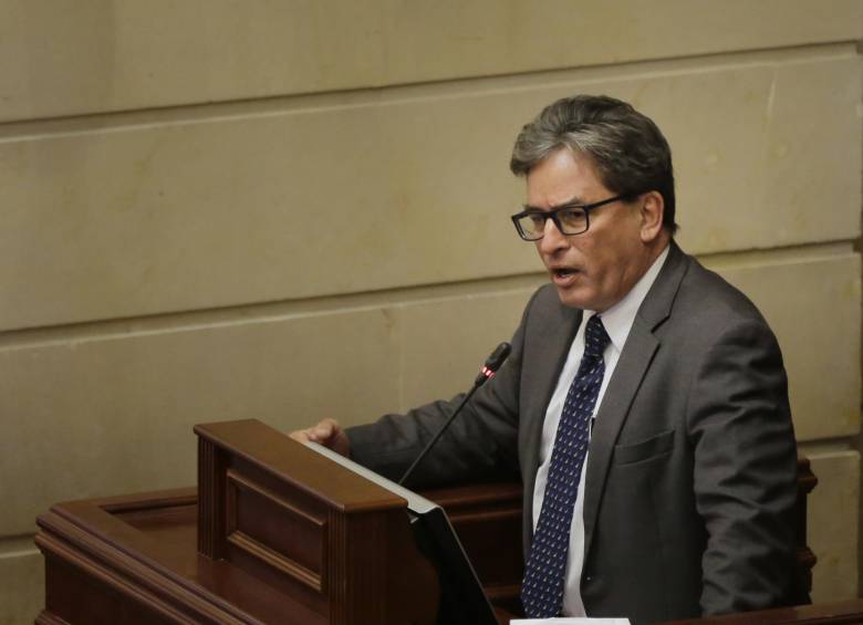 El ministro de Hacienda, Alberto Carrasquilla, hizo un llamado a los congresistas para que en la sesión de hoy se avance en las votaciones del articulado que reúne el Plan de Duque. FOTO Colprensa