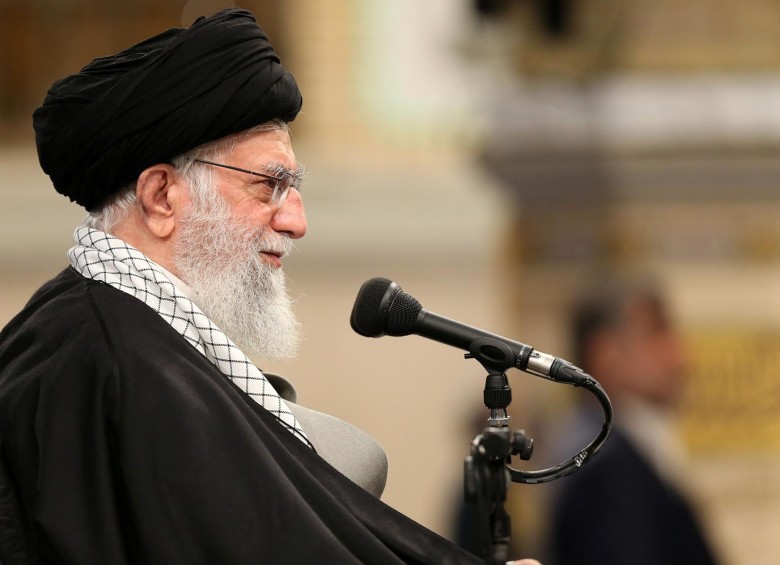 Una foto distribuida por la Oficina del Líder Supremo de Irán muestra al Líder Supremo iraní, Ayatolá Ali Khamenei, hablando durante una ceremonia en Teherán, Irán. Foto: EFE.