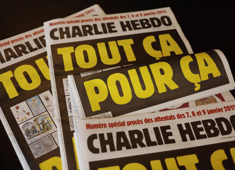 Esta foto, tomada el primero de septiembre de 2020, en París, muestra la reciente portada del semanario Charlie Hebdo. FOTO AFP