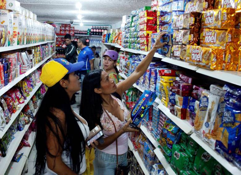 Entre 6:00 a.m. y 5:00 p.m. se permitió el ingreso de venezolanos a Colombia, y aunque se había establecido que a las 8:00 p.m. era la hora de salida, se extendió hasta las 11:00 p.m. FOTO REUTERS