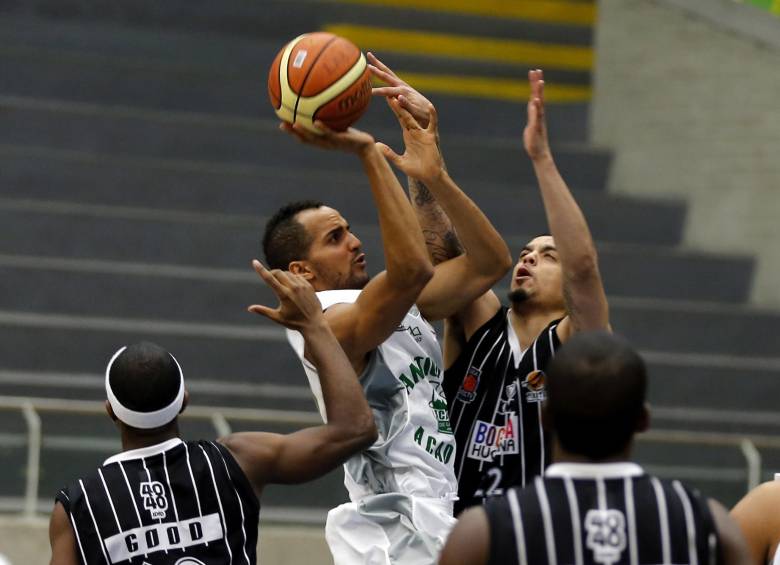 Academia venció a Piratas 81-71 la noche de este martes en el Coliseo Iván de Bedout. FOTO JUAN ANTONIO SÁNCHEZ