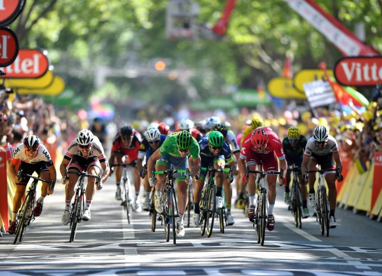 Llegada en grupo en la etapa número 15 del Tour que dejó las cosas igual. En el embalaje ganó Peter Sagan (camiseta verde), que ajustó siete victorias en su carrera deportiva en Francia. FOTO afp 