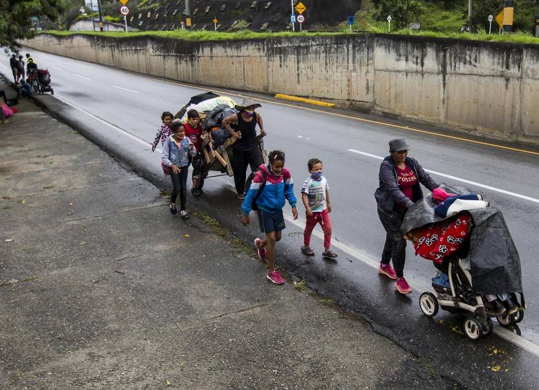 Cientos de venezolanos han quedado varados y sin posibilidad de viajar a la frontera para volver a su país. FOTO Julio César Herrera