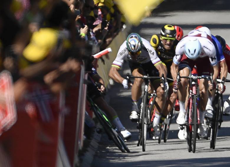 El momento del codazo de Peter Sagan a Mark Cavendish, un hecho rechazado en el ciclismo mundial. FOTO Reuters