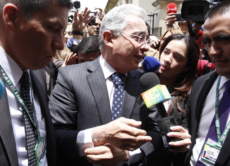 El expresidente Álvaro Uribe a su llegada a la reunión con el presidente Juan Manuel Santos en la Casa de Nariño. FOTO COLPRENSA