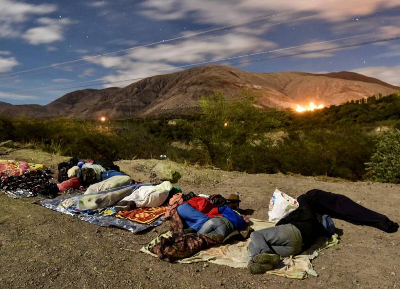 Migrantes venezolanos duermen en la frontera con Perú. FOTO: AFP