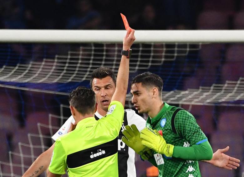 Desde noviembre se implementarán las nuevas reglas en el fútbol mundial. FOTO AFP