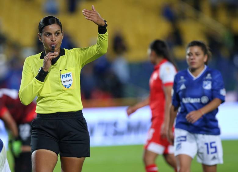 La caleña Viviana Muñoz es una de las jueces con escarapela Fifa en Colombia. FOTO Colprensa