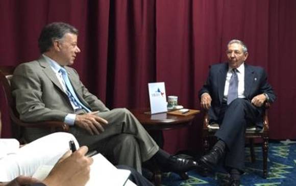 Este sábado el presidente Santos se reunió con su homologo de Cuba, Raúl Castro. Foto Colprensa