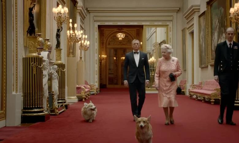 Los perros se hicieron famosos en la inauguración de los premios Olímpicos cuando actuaron en el segmento que tenía la reina con el actor Daniel Craig. FOTO Youtube/Olympics