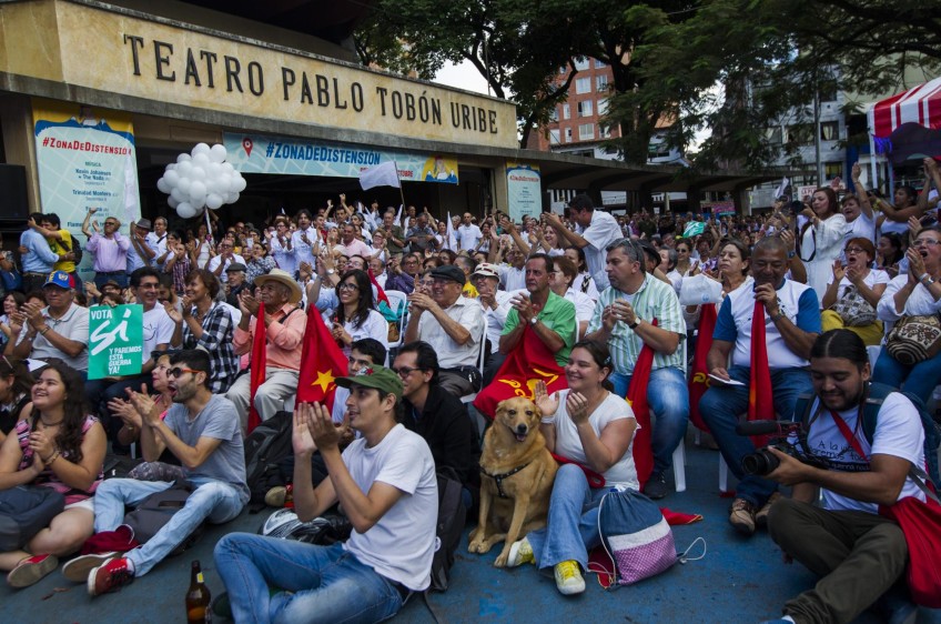 Cerca de mil personas se congregaron en el Teatro Pablo Tobón Uribe para ver en pantalla gigante la firma del Acuerdo. FOTO Jaime Pérez