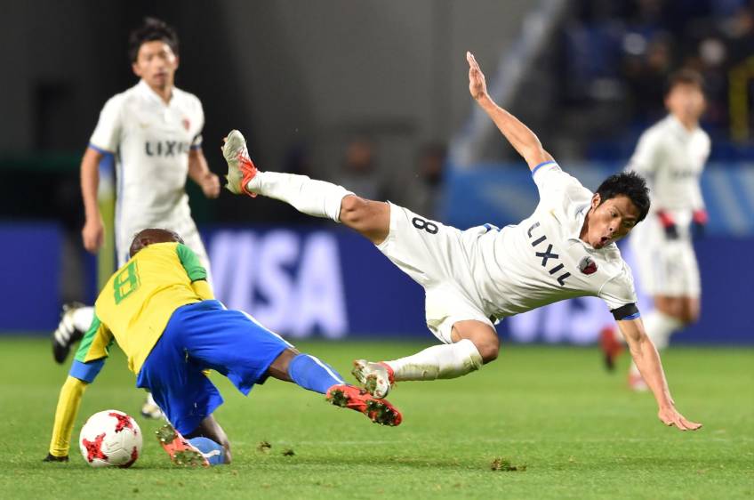 El japonés Kashima Antlers venció a su rival africano. Rueda observó el duelo. Los nipones, cautivados con el verde. FOTOS AFP y atl