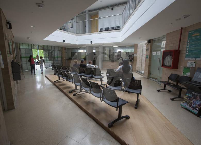 En el centro de salud de Alfonso López trabajan aproximadamente 26 personas y hay seis consultorios. Aunque Metrosalud dice que funcionan en un 100 % el lugar se ve vacío en semana. Han tenido que poner rejas para evitar robos. FOTO Manuel Saldarriaga