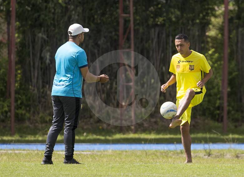 El central Camilo Pérez realizando trabajo específico, durante uno de los entrenamientos de Águilas Doradas. FOTO esteban vanegas