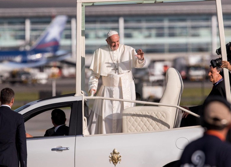 En su recorrido hacia la Nunciatura, en varias ocasiones, el Papa rompió el protocolo para saludar a los ciudadanos.FOTO esteban vanegas