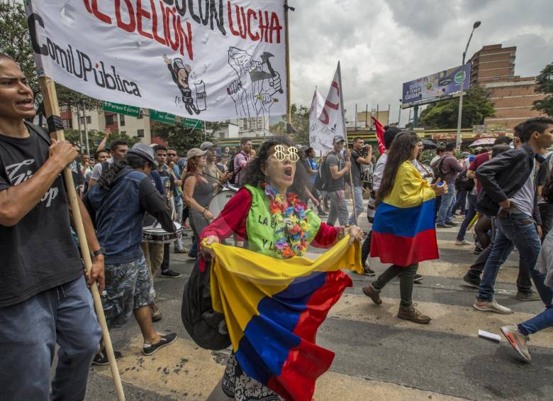 Con esta es la sexta movilización que se realiza desde octubre en el país. El reclamo, respaldado desde Medellín en la marcha, sigue siendo el mismo: más financiación. FOTO Santiago Mesa