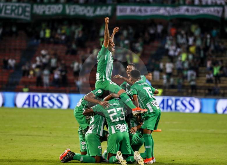 Esta particular celebración, liderada por Jarlan Barrera en el epílogo del partido, fue la postal que dejó el triunfo verde. FOTO Jaime pérez