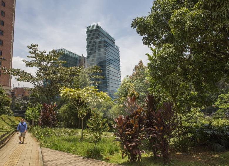 El parque lineal La Presidenta, contiguo a la avenida El Poblado, es frecuentado por habitantes del sector.