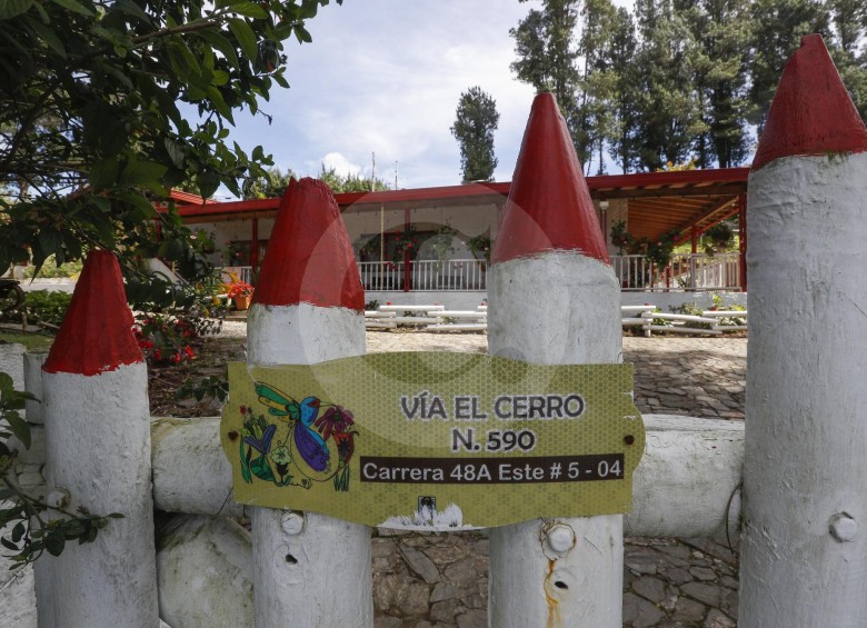 Esta placa corresponde a la zona veredal de Santa Elena, cuya comunidad eligió al colibrí como símbolo. FOTO manuel saldarriaga