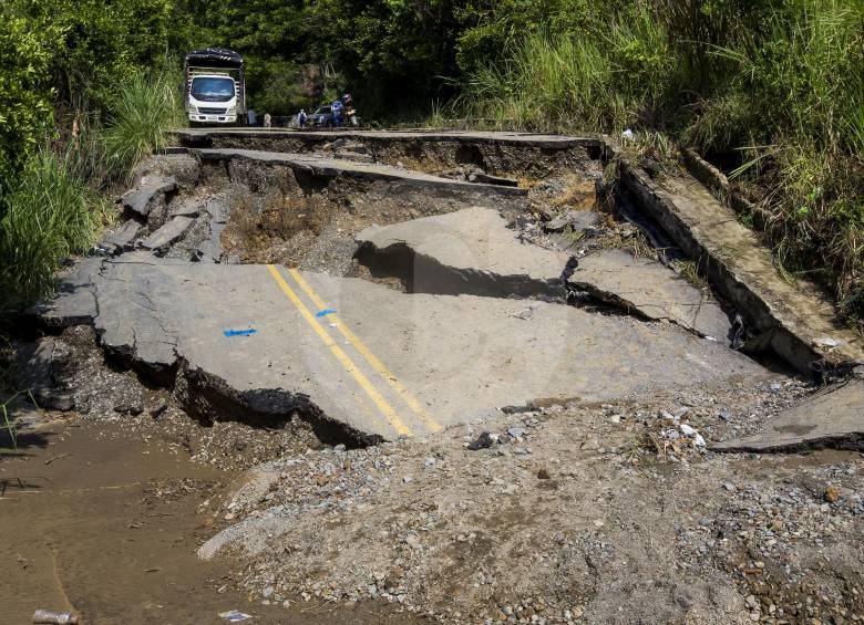 Así quedó la carretera en el sector La Bonita, en Amagá. El hundimiento del terreno y un deslizamiento despedazaron la vía. Era la ruta principal para llegar a Fredonia. FOTO Julio C. Herrera