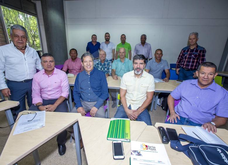 Todos los lunes se dan cita en el aula. Además de personajes de recorrido, asisten exjugadores que empiezan a forjarse como entrenadores, entre ellos Samuel Vanegas. FOTO Juan Antonio Sánchez