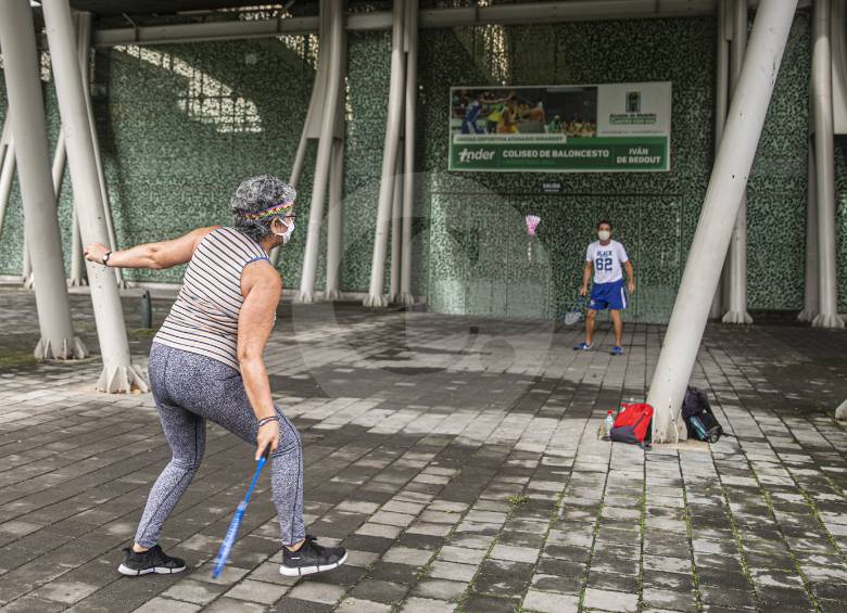 Algunas personas aprovechan los pasillos entre los coliseos de la unidad deportiva Atanasio Girardot para practicar bádminton. FOTO CARLOS velásquez