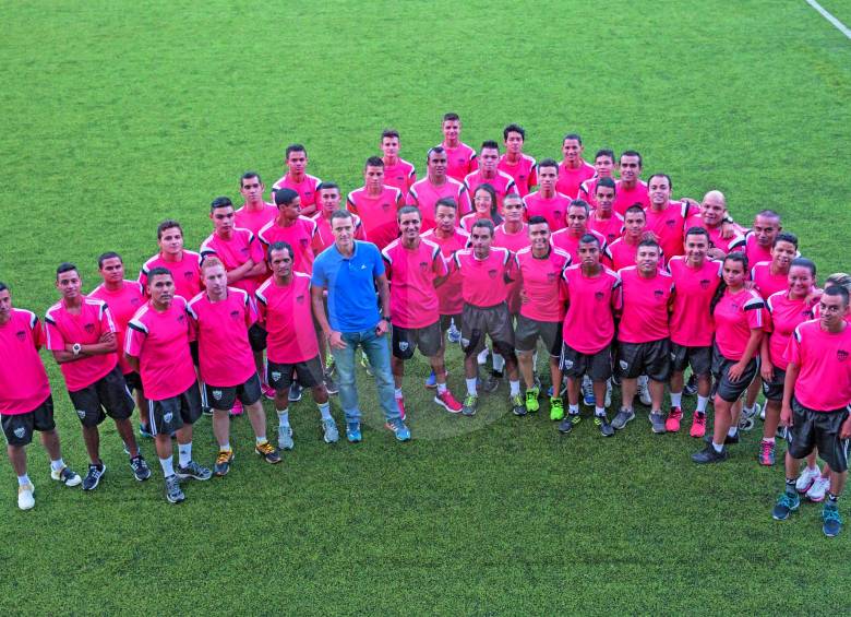 Wílmar Roldán, con algunos de sus pupilos que pronto se convertirán en sus colegas en el fútbol nacional. FOTO Edwin Bustamante.