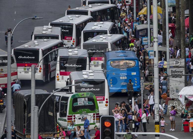 El sector de San Antonio, centro de la ciudad, la hora pico se complicó más de lo normal debido a las fallas en el servicio del metro. FOTO jaíme perez