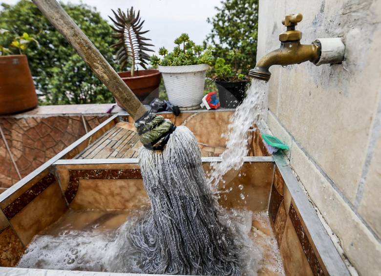 EPM recordó que mientras dure el aislamiento nacional no se realizarán suspensiones de los servicios de agua, energía y gas a clientes residenciales y comerciales. FOTO JULIO CÉSAR HERRERA