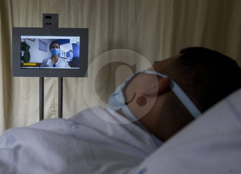 El robot, que pesa 43 kilos y mide1.40 metros de altura, fue entregado ayer a la Clínica Universitaria Bolivariana que se prepara para recibir pacientes con la covid-19. FOTO Julio césar Herrera