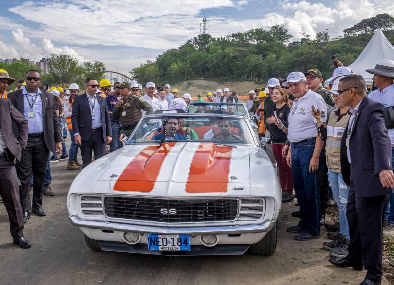 Los dos emblemáticos pilotos colombianos recorrieron ayer parte del circuito, conduciendo autos clásicos. FOTO Santiago Mesa