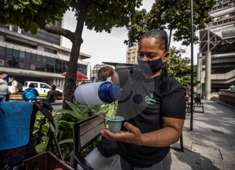 Una de las vendedoras más veteranas es María Eugenia Álvarez, de 61 años, quien llegó de Pereira en 1996 y se dedicó a la venta de tintos en el parque de Berrío. FOTO carlos velásquez