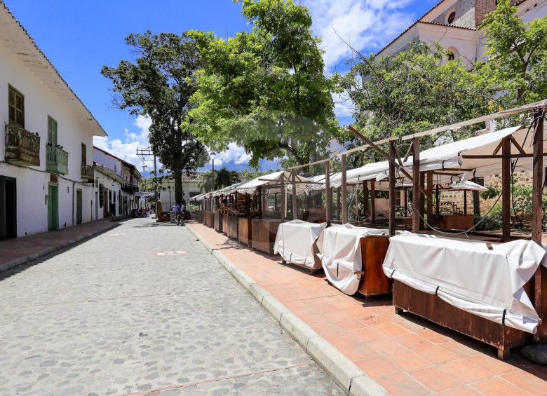 Hoteles cerrados hasta nueva orden y negocios como restaurantes y tiendas a media máquina es el panorama en Santa Fe de Antioquia. FOTOS JAIME PÉREZ M.