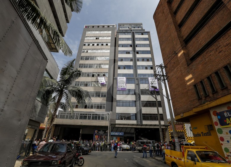 Este edificio de 16 pisos, ubicado en la carrera 49 con calle 55A, en Medellín, es uno de los inmuebles que al parecer pertenecía a “la Terraza”. FOTO ESTEBAN VANEGAS