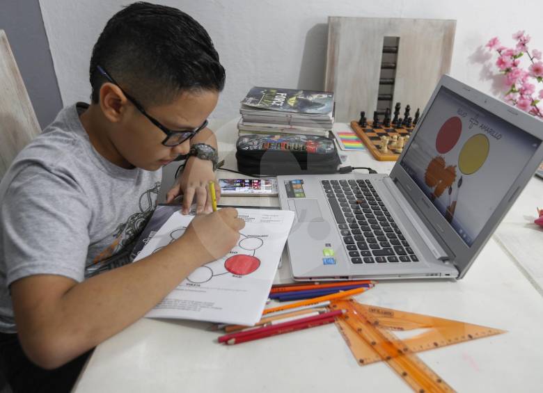 Maximiliano Niño Moreno tiene 10 años y cursa quinto grado en la Institución Educativa Avelino en Itagüí. FOTO Manuel saldarriaga