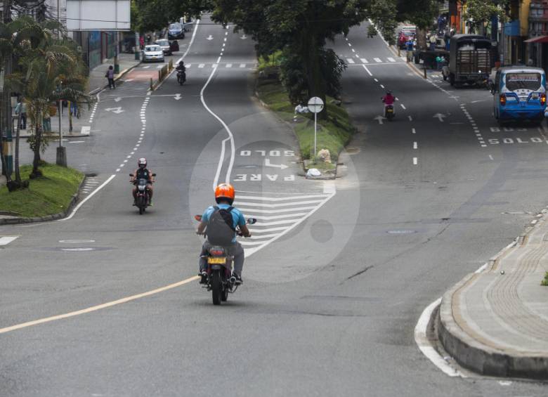 En la calle 44, San Juan, se intervinieron 5,5 kilómetros de vía entre las carreras 84 y 92. Falta terminar detalles de la señalización. FOTO julio césar herrera