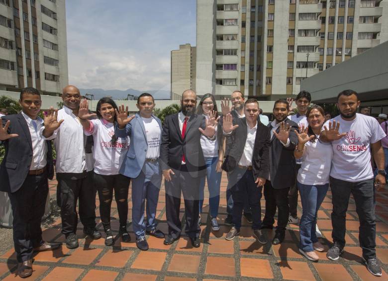 Santiago Jaramillo, precandidato a la Alcaldía de Medellín, con algunos integrantes de su lista al Concejo. FOTO EDWIN BUSTAMANTE