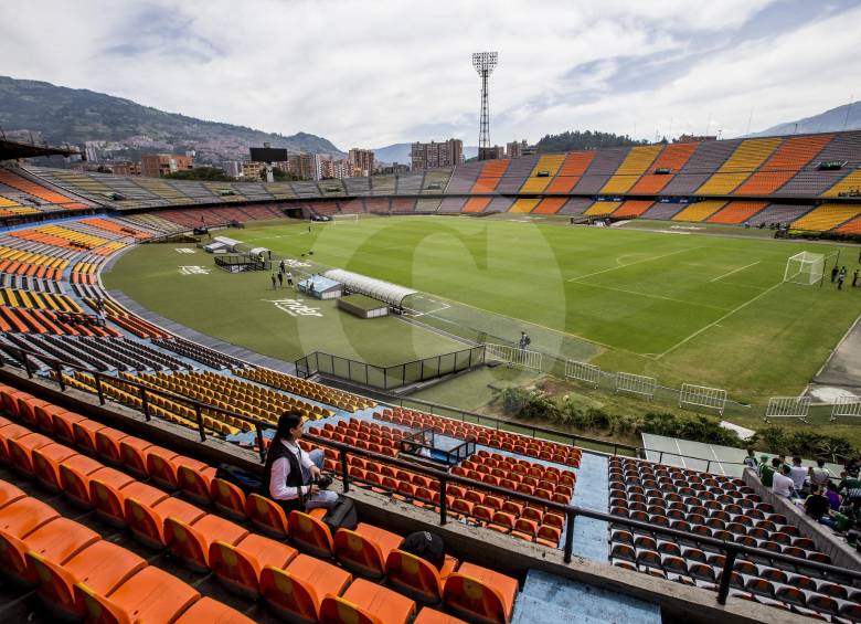 Así, como el Atanasio vacío, se verían los estadios en caso de que los futbolistas se mantengan en su decisión de no jugar hasta que no haya diálogo con Dimayor y Federación. En el recuadro, Carlos González. FOTO Jaime Pérez
