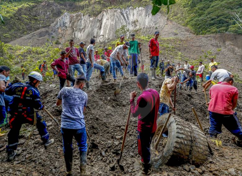 Alrededor de 500 metros cúbicos de material taparon una vía y causaron susto en Santo Domingo Savio. FOTO Jaime Pérez