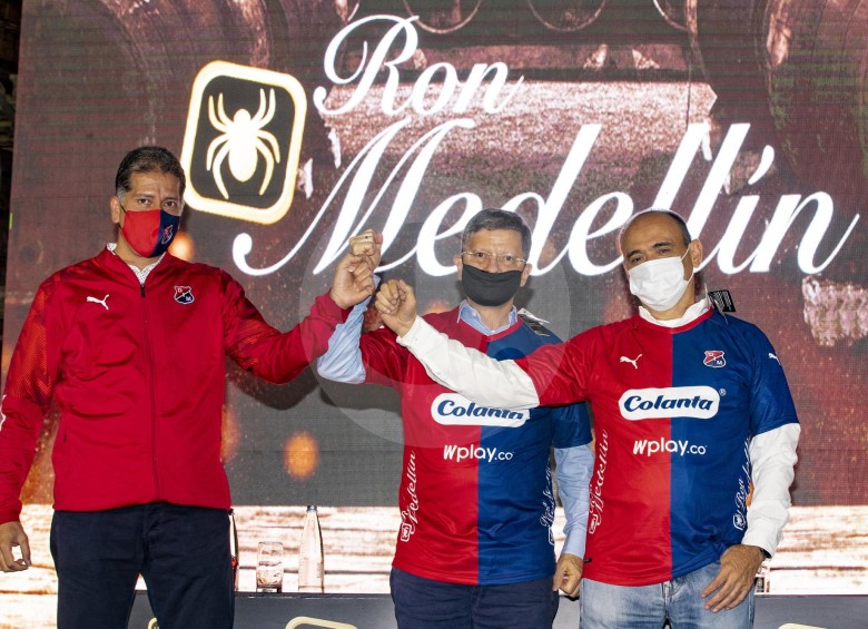 Medellín tiene un nuevo aliado económico, se trata de la Fábrica de Licores de Antoquia, quien se unió como patrocinador del club rojo. FOTO JAIME PÉREZ