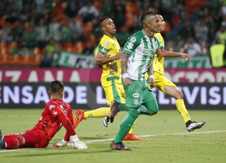 Este fue el momento del gol de Dayro Moreno que le permitió celebrar otro triunfo a la hinchada verdolaga. FOTO ROBINSON SÁENZ