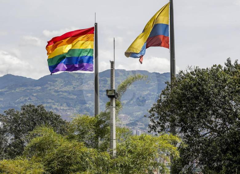 Bandera LGBTIQ ondeó en el Pueblito Paisa antes de ser bajada y dañada por un ciudadano. FOTO JAIME PÉREZ