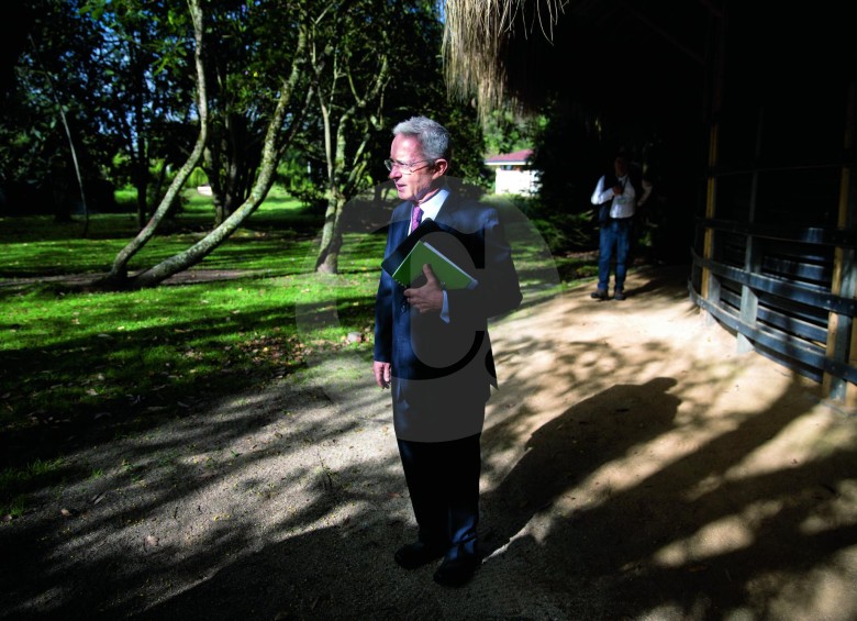 El expresidente y senador Álvaro Uribe Vélez ha manifestado estar dispuesto a declarar, aunque dijo que la Corte Suprema ha afectado su reputación sin escucharlo. FOTO Esteban Vanegas
